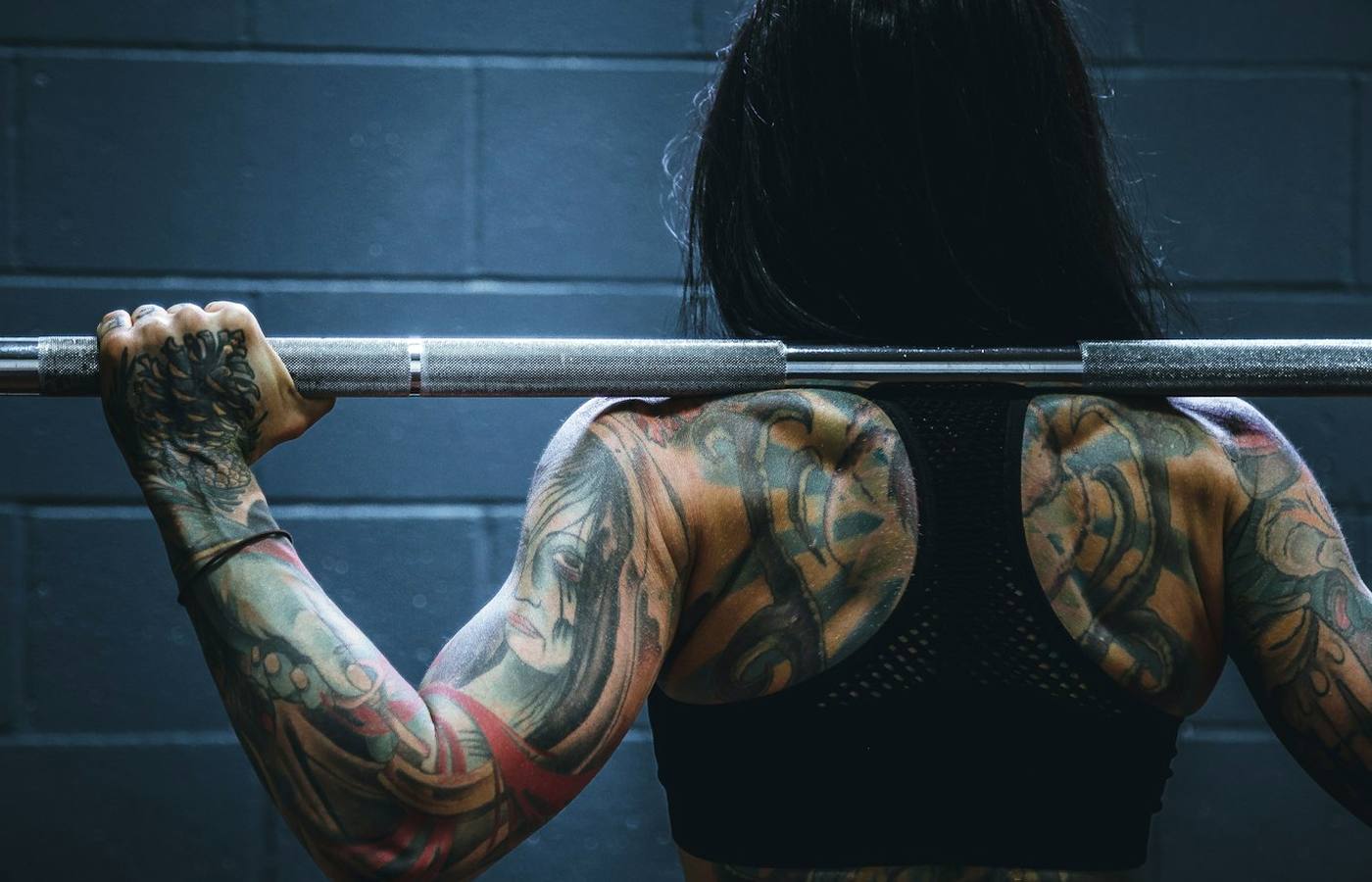 Žena cvičící ve fitness centru
