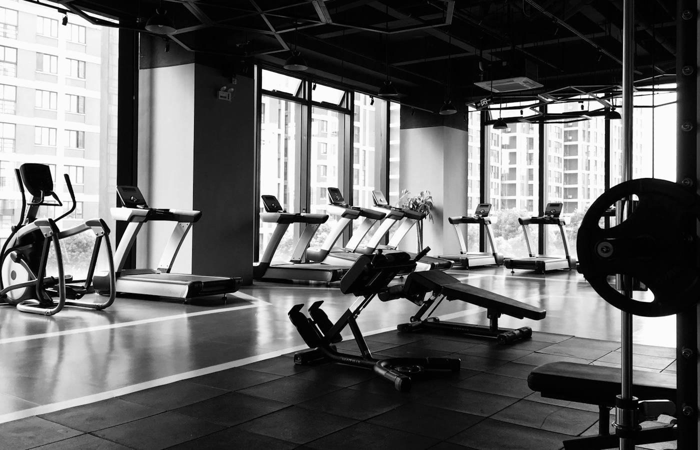 Interiér moderní posilovny s fitness vybavením